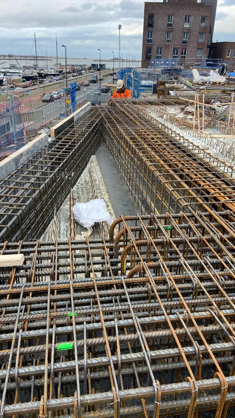 Zwaar vlechtwerk en bekisting van een brugconstructie aan het Haringvliet, project Mobilis