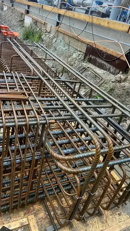 Zware wapeningsconstructie met gebogen staven voor een infra-kunstwerk