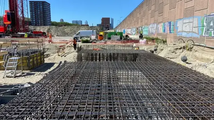 Vlakke vloerwapeningsmat met opstaande stekken op een binnenstedelijke bouwplaats
