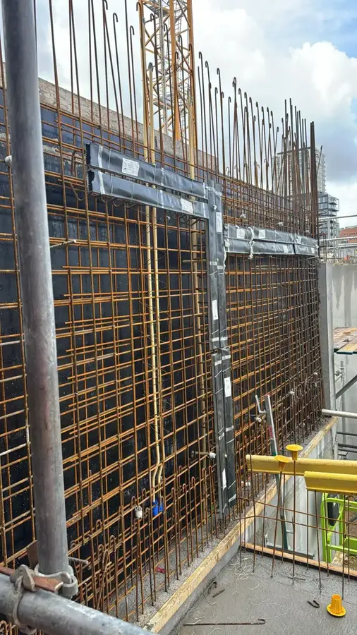 Verticale wandwapening met stalen klimbekisting-rails en opstekend betonstaal